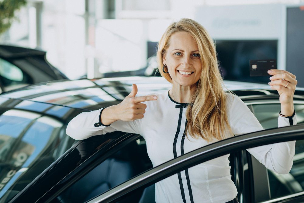 zena pored otvorenih vrata automobila