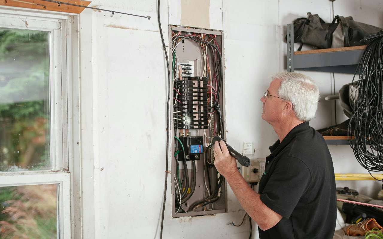 Čovek proverava elektroinstalacije